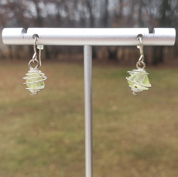 65. 3 Pairs of Drop Earrings - Picture 6 of 10